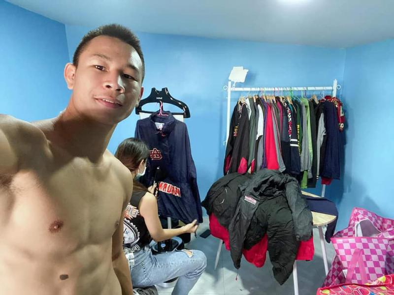 น้ำตาล พ.เมืองเพชร กับ ฤทธิ์เทวดา สิทธิกุล ไม่ท้อลุยรับจ้างเพ้นท์เล็บ และขายเสื้อผ้ามือ 2 ทางออนไลน์