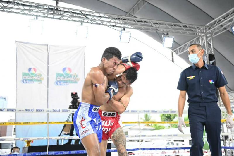 สองคมเกือบโดนน๊อกในยกที่ 2 คะแนน 49/47 = ภาพจากเล็กสายมวย