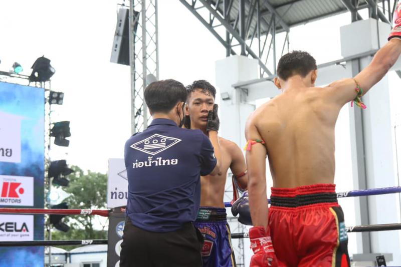 กรรมการยุติการชกในยกที่ 4 เพชรนรินทร์ออกอาวุธไม่โดน = ขอบคุณภาพจาก เล็กสายมวย