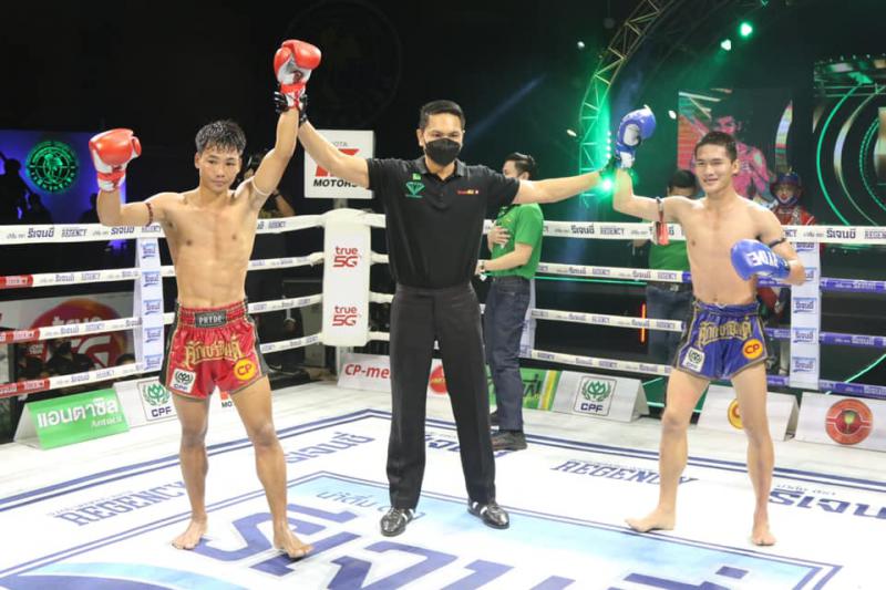 และคู่สุดท้ายคู่ที่ 4  พิกัด 133 ปอนด์...ฟลุ๊คน้อย เกียรติฟ้าลิขิต ...เสมอ... สมิงเดช น.อนุวัฒน์ยิมส