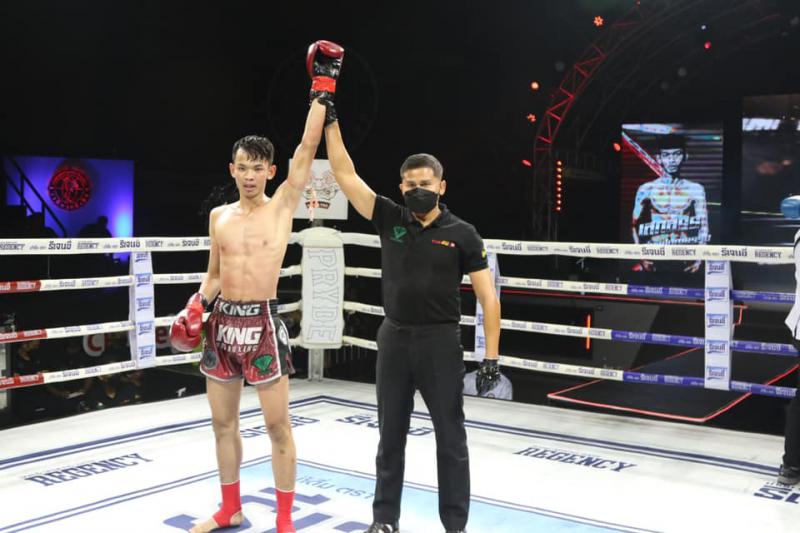 คู่แรก คู่ที่ 1 พิกัด 123 ปอนด์...เสกสรร ศิษย์เชฟบุญธรรม ...ชนะน็อกยก 3... โตโยต้า เพชรนาคา