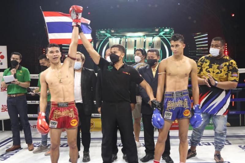 และคู่สุดท้ายคู่ที่ 4  พิกัด 137 ปอนด์...ทักษิณเล็ก ดี.เอ็น.มวยไทยยิมส์ ...ชนะคะแนน... หรั่งขาว ว.สั