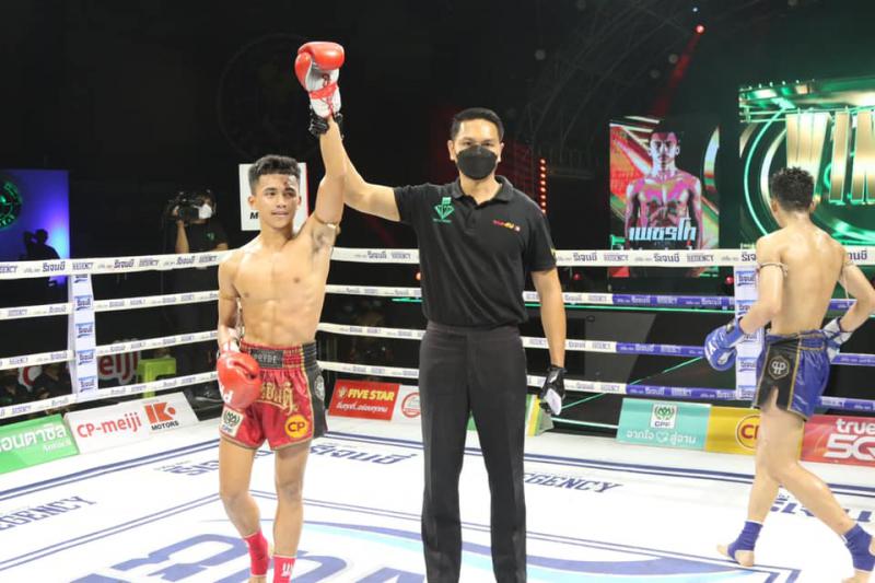 คู่ที่ 3 พิกัด 123 ปอนด์...เพชรโท ไฟต์เตอร์มวยไทย ...ชนะคะแนน... ก้องกุลา สันติอุบล