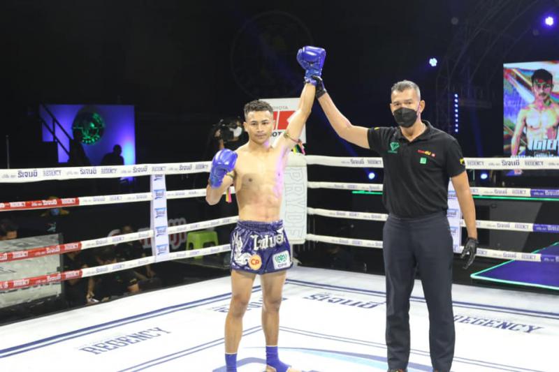 และคู่สุดท้ายคู่ที่ 4  พิกัด 118 ปอนด์...ปาราเมท เพชรยินดีอะคาเดมี ...แพ้น็อกยก 2.. เต้ย พญาหนอนยิมส