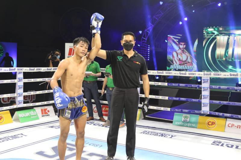 และคู่สุดท้ายคู่ที่ 4  พิกัด 135 ปอนด์...คิมหล่วย สจ.โต้งปราจีน ...แพ้คะแนน... ฟลุ๊คน้อย เกียรติฟ้าล