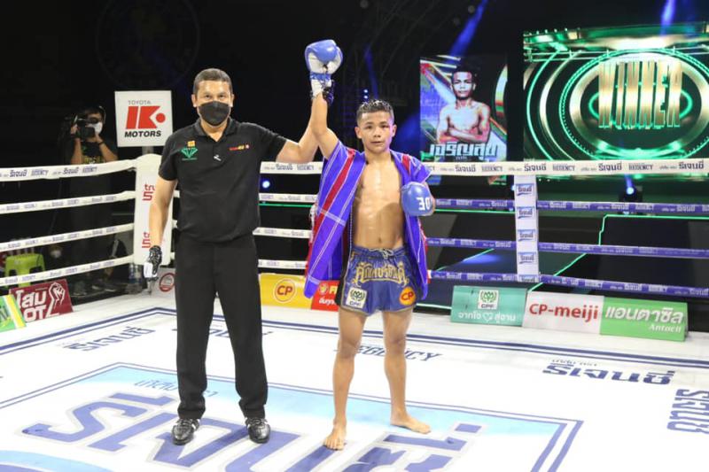 คู่แรก คู่ที่ 1 พิกัด 112 ปอนด์...พลายเงิน ศิษย์ศรพิชัย ...แพ้คะแนน... เจริญสุข บุญลานนามวยไทย