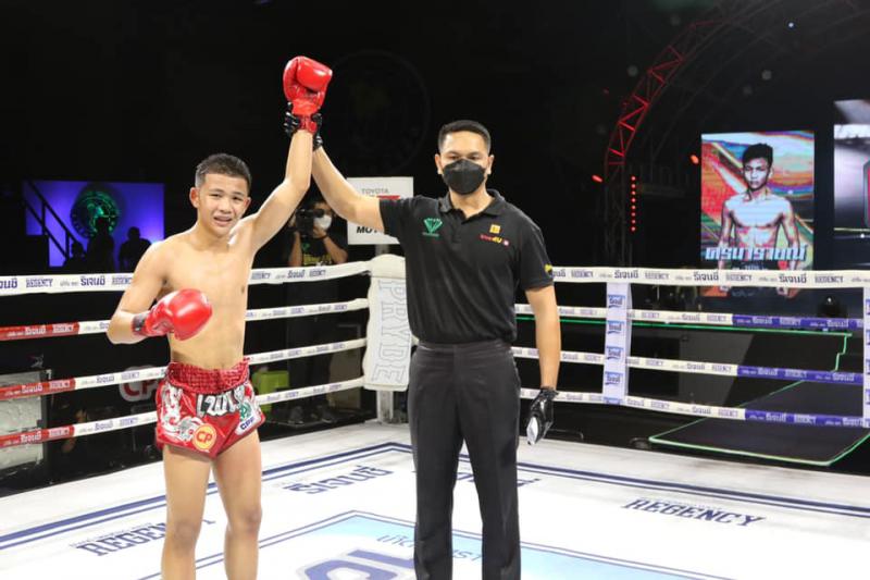 และคู่สุดท้ายคู่ที่ 4  พิกัด 134 ปอนด์...ศรนารายณ์ ชื่นชมมวยไทย ...ชนะคะแนน... เพชรเสิงสาง ร.ร.กีฬาโ