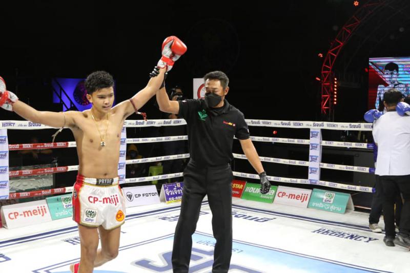 คู่ที่ 3 พิกัด 126 ปอนด์...ดอกไม้ป่า ต.สุรัตน์ ...ชนะน็อกยก 3... คนคร เกียรติพลทิพย์