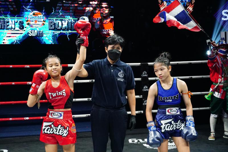 และคู่สุดท้ายคู่ที่ 7  พิกัด 100 ปอนด์...มาเพียร์ เพชรมงคลดี ...ชนะคะแนน... พลอยใหม่ ศิษย์ผู้ใหญ่จึก