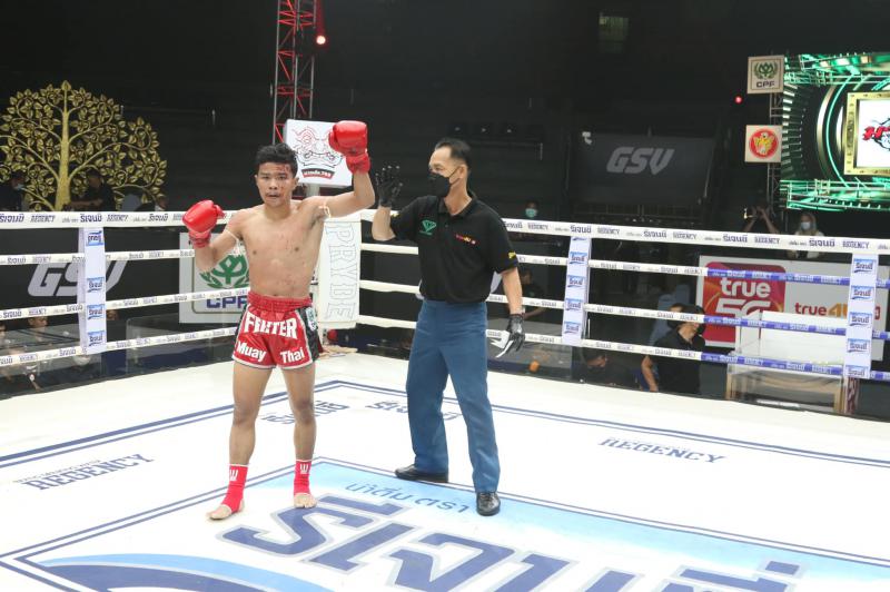 และคู่สุดท้ายคู่ที่ 4  พิกัด 117 ปอนด์...เพชรเดช ว.สังข์ประไพ ...ชนะคะแนน... เพชรฉายแสง เพชรเจริญวิท