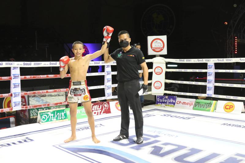 และคู่สุดท้ายคู่ที่ 5  พิกัด 100 ปอนด์...พลอยอภิชาติ อภิชาติมวยไทยยิม ...ชนะคะแนน... เพชรสีแดง ศิษย์