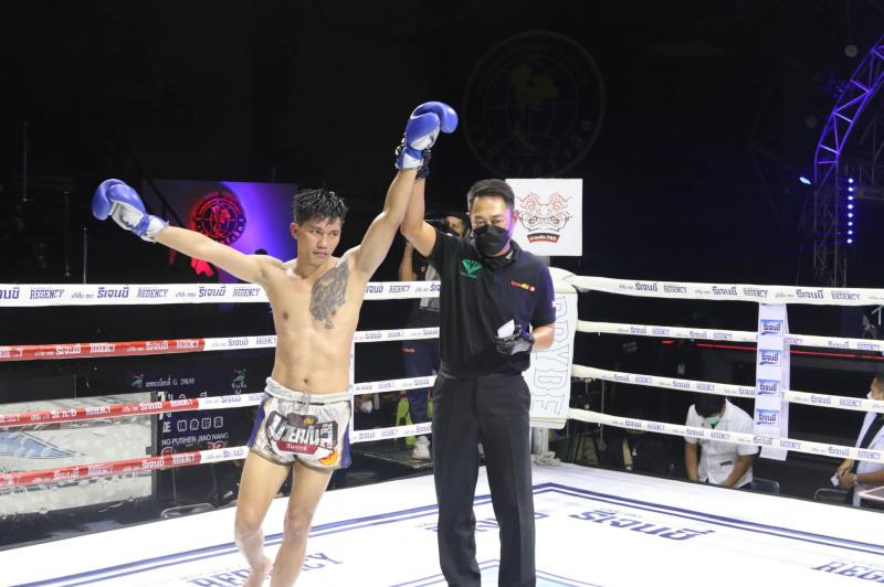 และคู่สุดท้าย คู่ที่ 3  พิกัด 122 ปอนด์...เทพมังกร เกียรติภัทรพรรณ ...แพ้คะแนน... เสือพยัคฆ์ เสี่ยอา