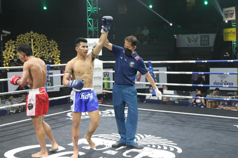 คู่ที่ 3 พิกัด 127 ปอนด์...เพชรมรกต ศิษย์นายกทวีปตะพง ...แพ้คะแนน... วิน ม.รัตนบัณฑิต