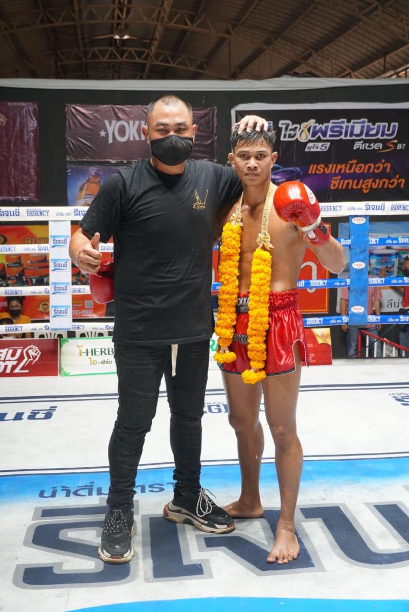 คู่ที่ 4 พิกัด 125 ปอนด์...ก้องชัย ไฉนดอนเมือง ...ชนะคะแนน... เพชรแปดริ้ว สจ.วิชิตแปดริ้ว