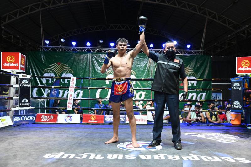 คู่ที่ 3 พิกัด 146 ปอนด์...เพชรสายฟ้า สจ.วิชิตแปดริ้ว ...แพ้คะแนน... นนทชัย จิตรเมืองนนท์