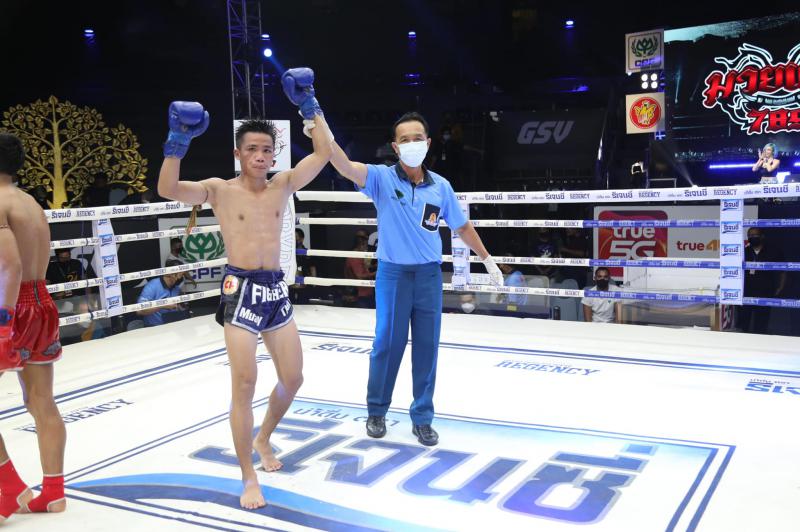 และคู่สุดท้าย คู่ที่ 4  พิกัด 111 ปอนด์...พุทโธ จิตรอาสาบางแก้ว ...แพ้คะแนน... เพชรบึงกาฬ ร.ร.กีฬาโค