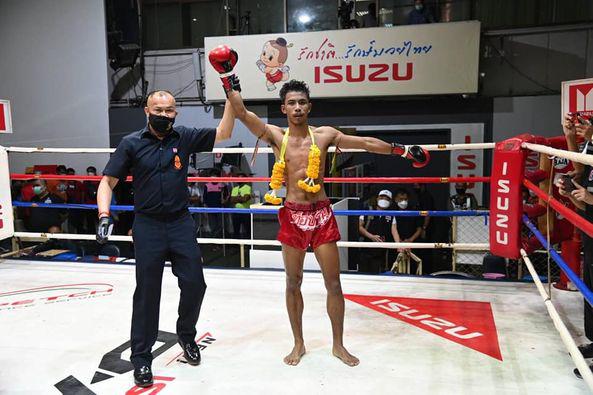 คู่ที่ 2 พิกัด 135 ปอนด์...เสือดาม ส.พงษ์อมร ...ชนะคะแนน... ชาติมังกร ช.ห้าพยัคฆ์