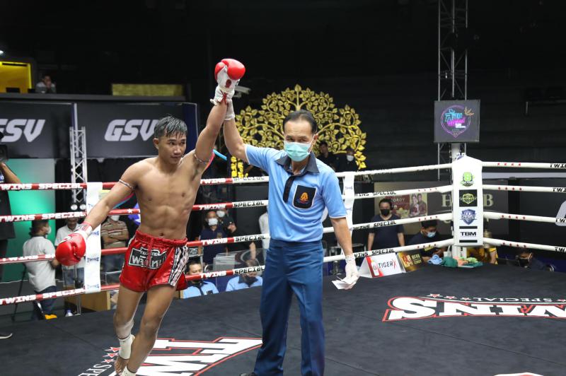 และคู่สุดท้าย คู่ที่ 4  พิกัด 143 ปอนด์...ธีระเดช ช.ห้าพยัคฆ์ ...ชนะคะแนน... นนทชัย จิตรเมืองนนท์