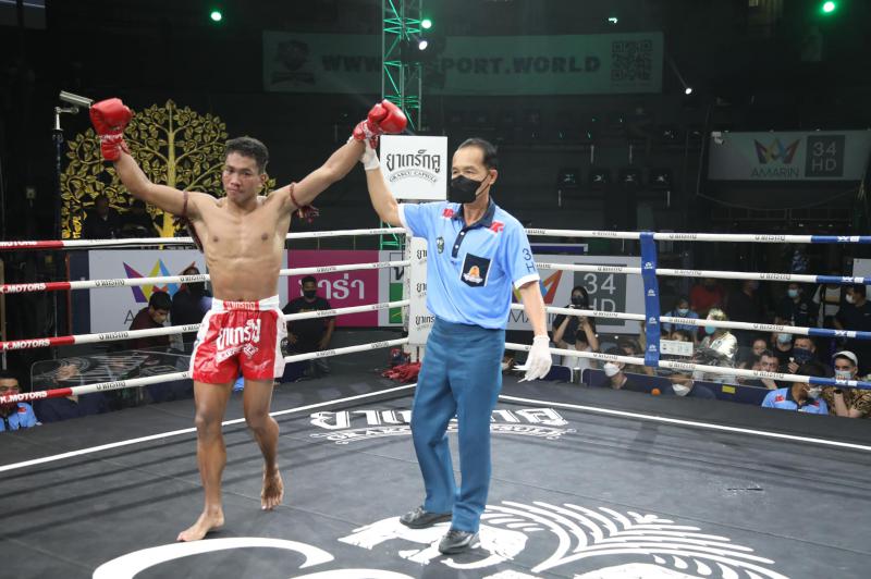 และคู่สุดท้าย คู่ที่ 4  พิกัด 132 ปอนด์...เพชรสุขุมวิท บอยบางนา ...ชนะคะแนน... ยอดวิทยา พ.พนมพร