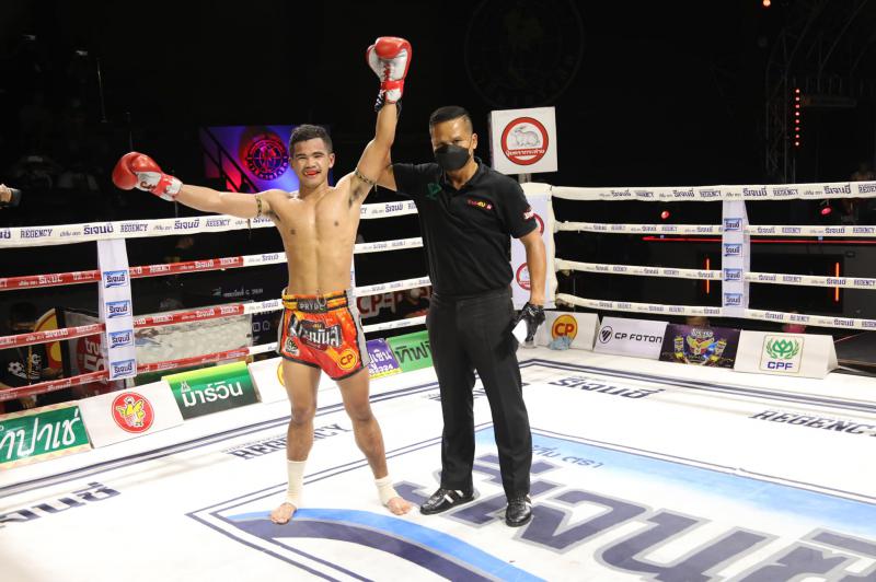 คู่ที่ 3 พิกัด 125 ปอนด์...เพชรไทยแลนด์ ม.ราชภัฏสุรินทร์ ...ชนะคะแนน... ฉลามดำ นายกวิทย์ทุ่งสง