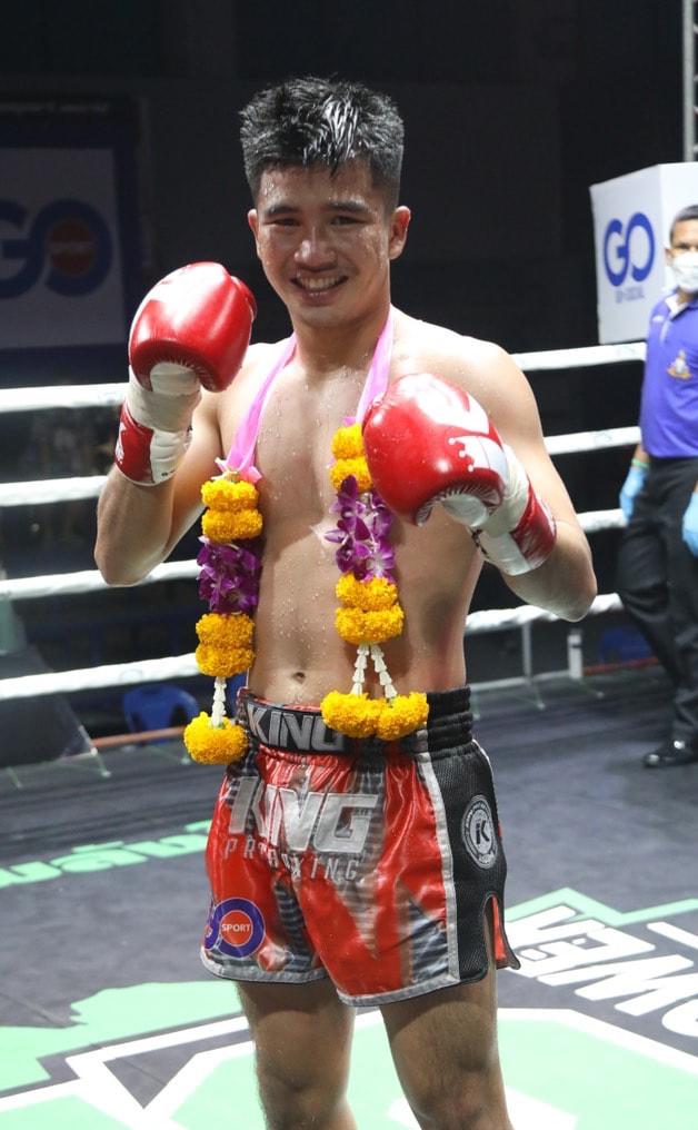 และคู่สุดท้าย คู่ที่ 9  พิกัด 133 ปอนด์...นครหลวง สวนอาหารปีกไม้ ...ชนะคะแนน... พยัคฆ์เล็ก เดชเพชรสี