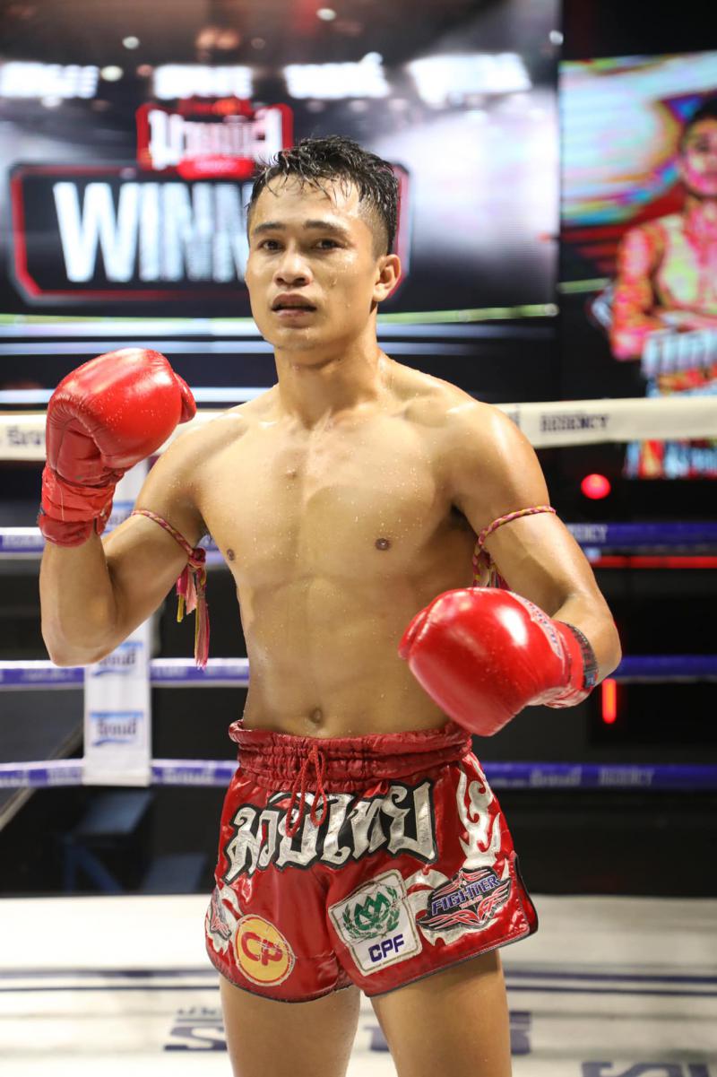 และคู่สุดท้าย คู่ที่ 4  พิกัด 135 ปอนด์...นิคม ช่างนุ่นศรีสะเกษ ...ชนะคะแนน... รักสุรินทร์ ต้องคู้บอ