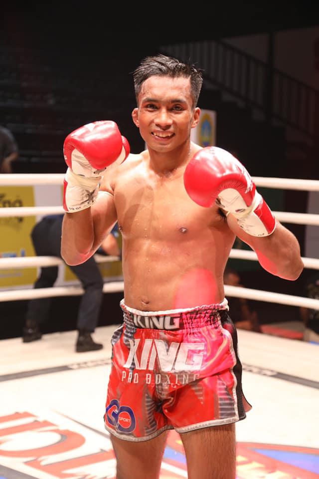 และคู่สุดท้าย คู่ที่ 5  พิกัด 136 ปอนด์...เพชรนาเคียน สจ.อวยพรศรี ...ชนะคะแนน... จอมภพ นักบินอะไหล่ย