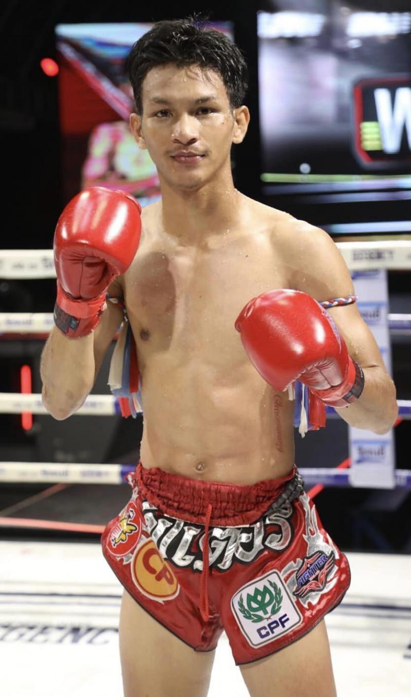 และคู่สุดท้าย คู่ที่ 4  พิกัด 121ต่อ122 ปอนด์...เจริญฤทธิ์ ราไวย์มวยไทย ...ชนะคะแนน... เพชรกฤษดา ศิษ