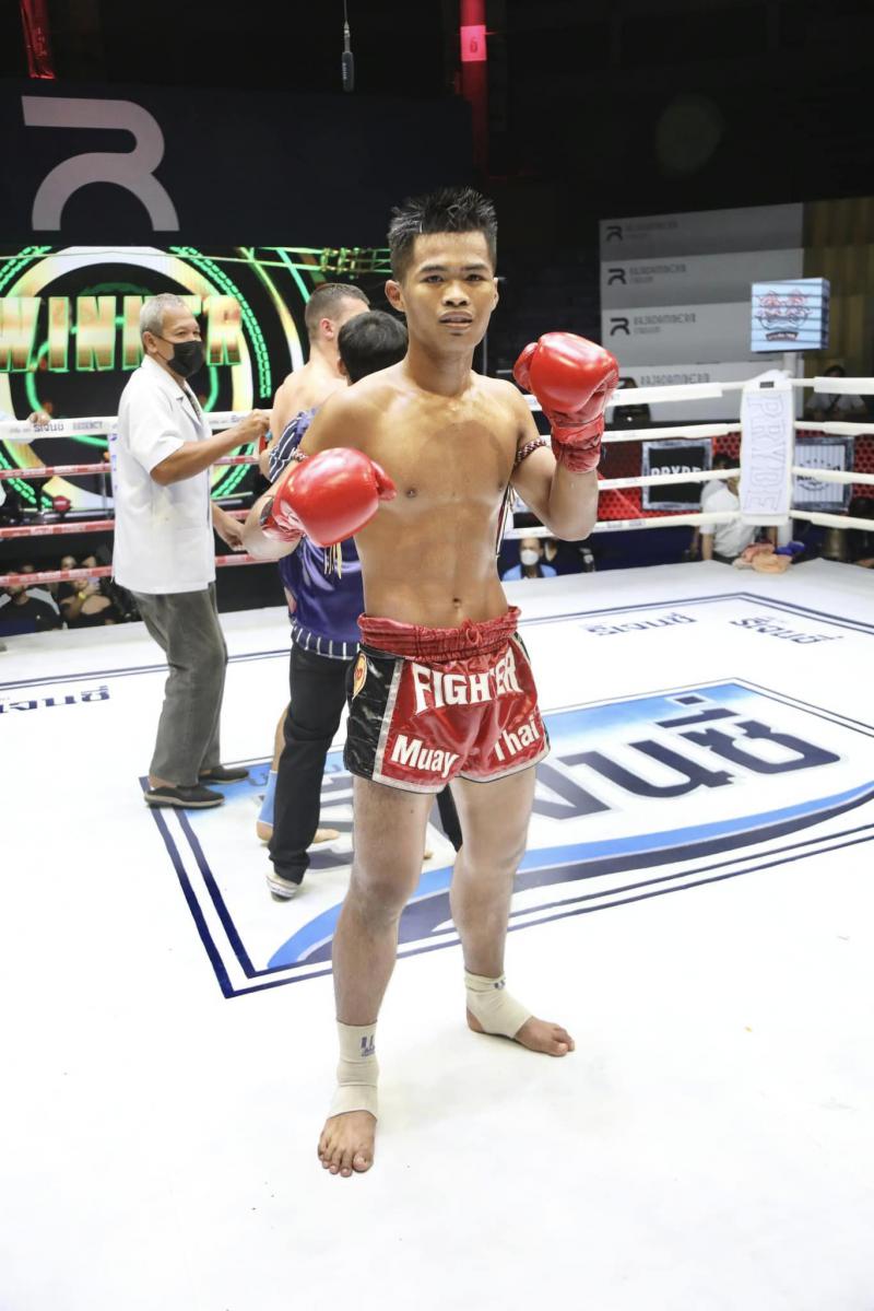 และคู่สุดท้าย คู่ที่ 8  พิกัด 134 ปอนด์...ชาติชนินทร์ อภิชาตมวยไทยยิมส์ ...ชนะน็อคยกที่ 2... แอนดี้ 