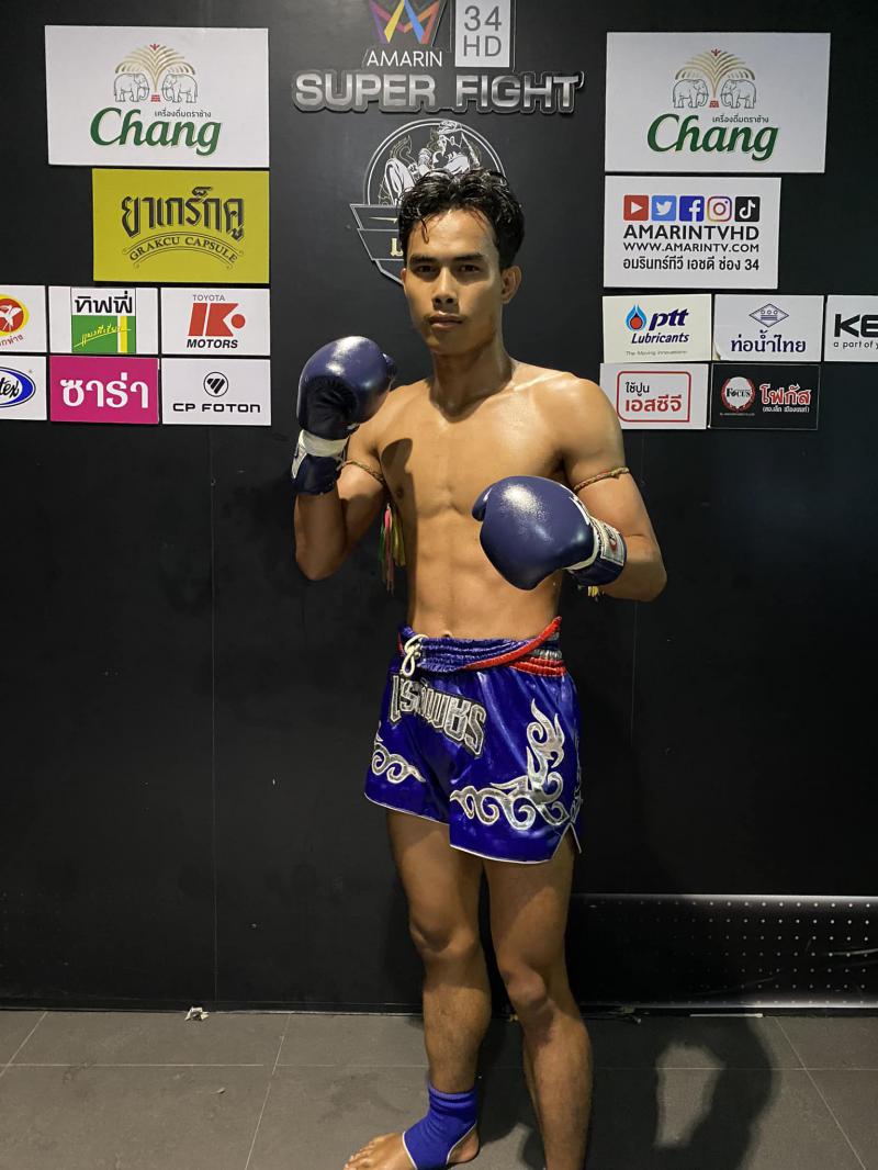 และคู่สุดท้าย คู่ที่ 8  พิกัด 137 ปอนด์...โทน เอสพีกันสาดแป๊ะมีนบุรี ...แพ้น็อกยก 2... พยัคฆ์ศรีขร เ
