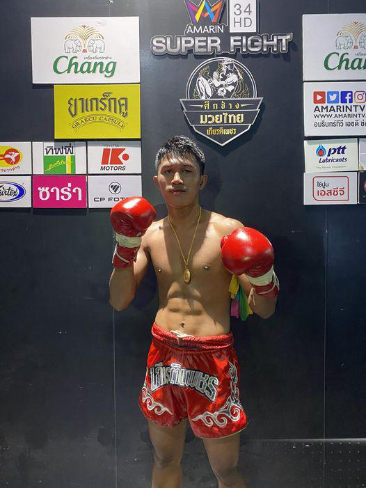 และคู่สุดท้าย คู่ที่ 4  ...เพชรบัวขาว ศิษย์นายกเสรี ...ชนะคะแนน... เซลมาดี้ แฟมิลี่มวยไ