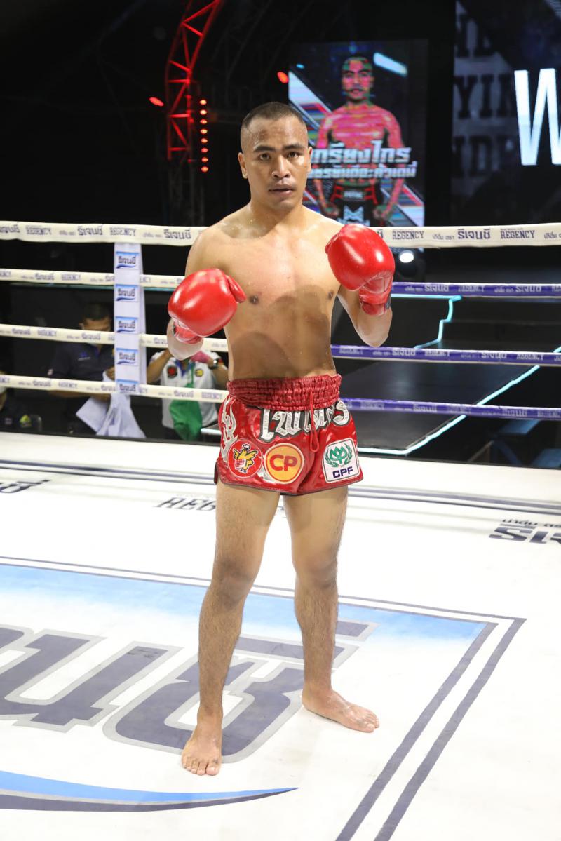 และคู่สุดท้าย คู่ที่ 8  พิกัด 130 ปอนด์...เกรียงไกร เพชรยินดีอะคาเดมี่ ...ชนะน็อกยก 5... ร้อยปอนด์ พ