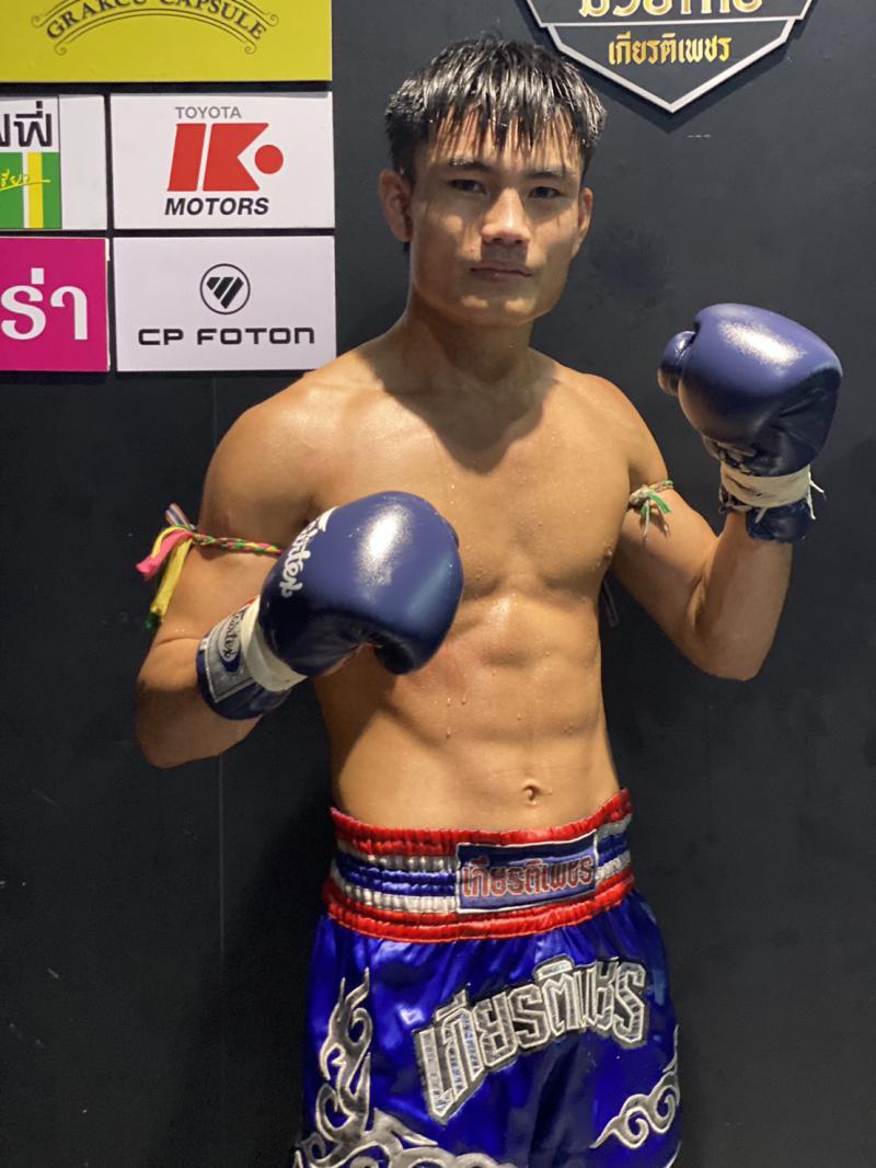 คู่ที่ 3 พิกัด 143 ปอนด์...เมจิ แฟมิลี่มวยไทย ...แพ้น็อกยก 2... เพชรรุ่ง เกียรติจำรูญ