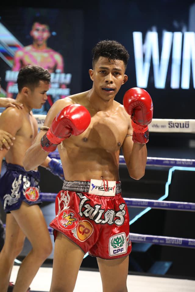 และคู่สุดท้าย คู่ที่ 8  พิกัด 118 ปอนด์...พลังหนุ่ม เกียรติชัยยุทธ ...ชนะน็อกยก 4... เพชรเรไร เพชรเจ