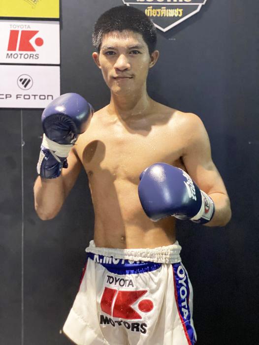 คู่ที่ 3 พิกัด 127 ปอนด์...ราชิต ส.สุวรรณารันย์ ...แพ้น็อกยก 2... ฉลามเพชร ศรพิชัย