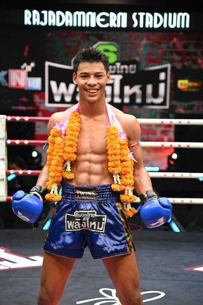 และคู่สุดท้าย คู่ที่ 8  พิกัด 133.5 ปอนด์...ซุปเปอร์แบล็ค ส.ส.ต้อยแปดริ้ว ...แพ้คะแนน... เด่นทุ่งทอง