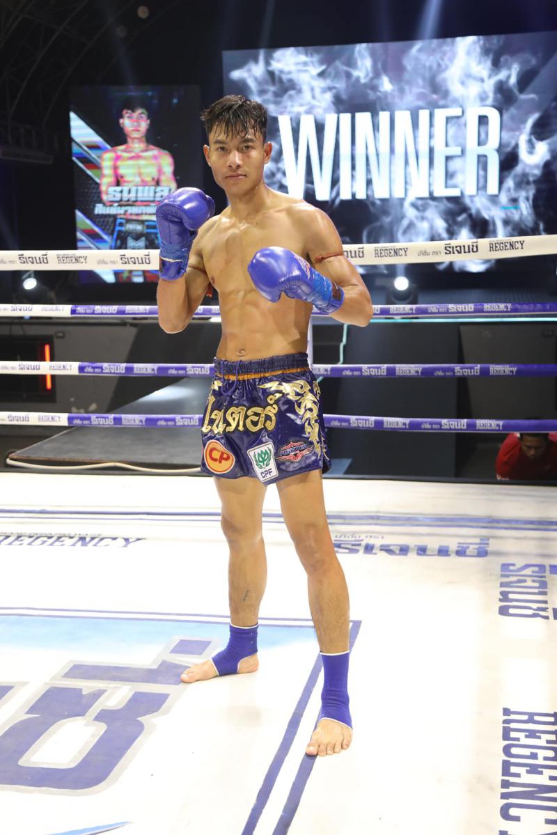 และคู่สุดท้าย คู่ที่ 8  พิกัด 133 ปอนด์...ชูธง เกียรติฉัตรชัย ...แพ้น็อกยก 3... ธนพล ศิษย์นายกพันศัก