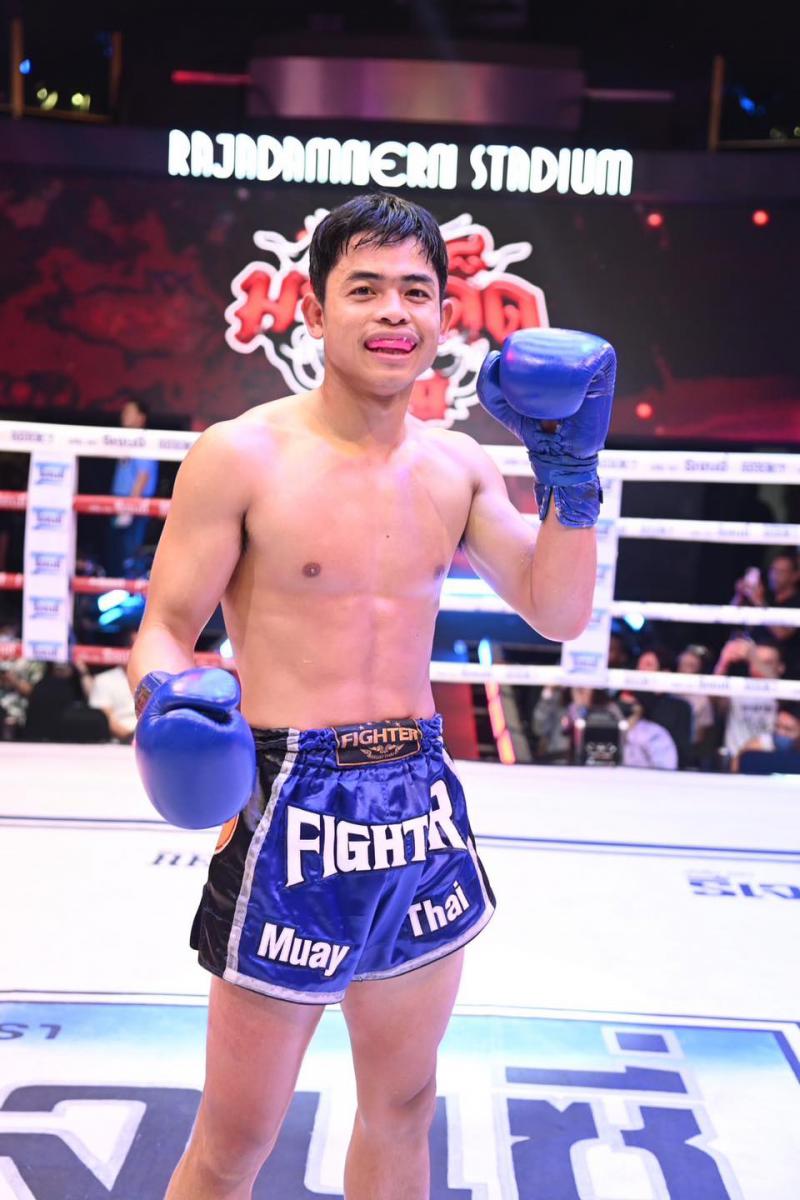 และคู่สุดท้าย คู่ที่ 8  พิกัด 130 ปอนด์...เจมส์ศักดิ์ ภ.หลักบุญ ...แพ้น็อกยก 3... เจมส์ศักดิ์ ดาบรัน