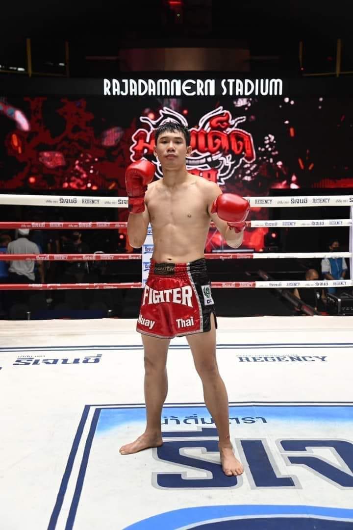 และคู่สุดท้าย คู่ที่ 8  พิกัด 132 ปอนด์...แสนเฮง ศิษย์หนึ่งอุบล ...ชนะคะแนน... ชฎาเพชร ทรัพย์ปรีดา