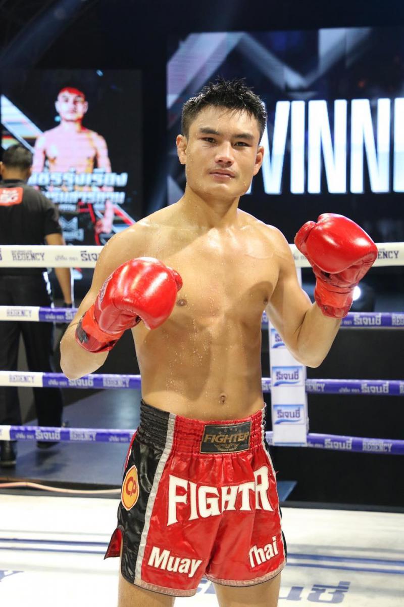และคู่สุดท้าย คู่ที่ 7  พิกัด 147 ปอนด์...เพชรรุ่งเรือง ดาบรันสารคาม ...ชนะน็อกยก 2... แอนดี้ เพชรยิ