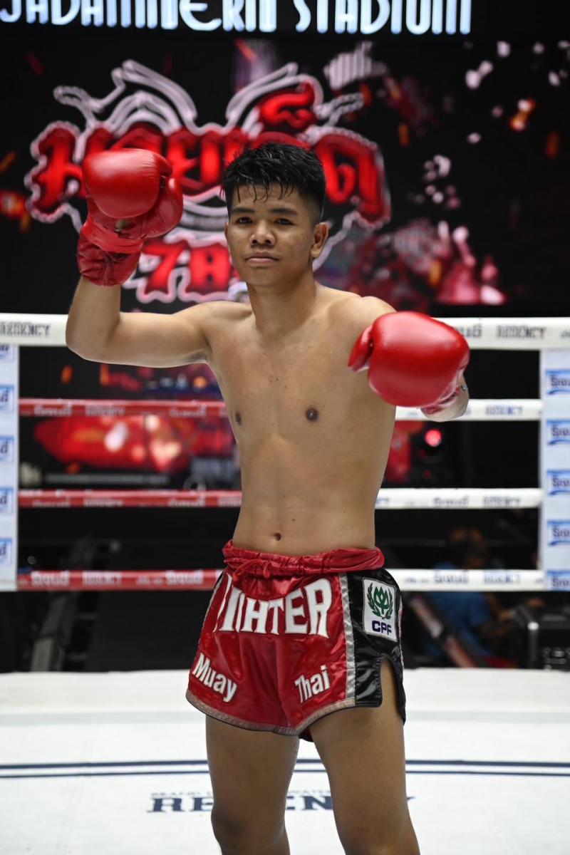 และคู่สุดท้าย คู่ที่ 8  พิกัด 134 ปอนด์...แก่นนคร ชายมีนบุรี ...ชนะคะแนน... ชฎาเพชร ทรัพย์ปรีดา