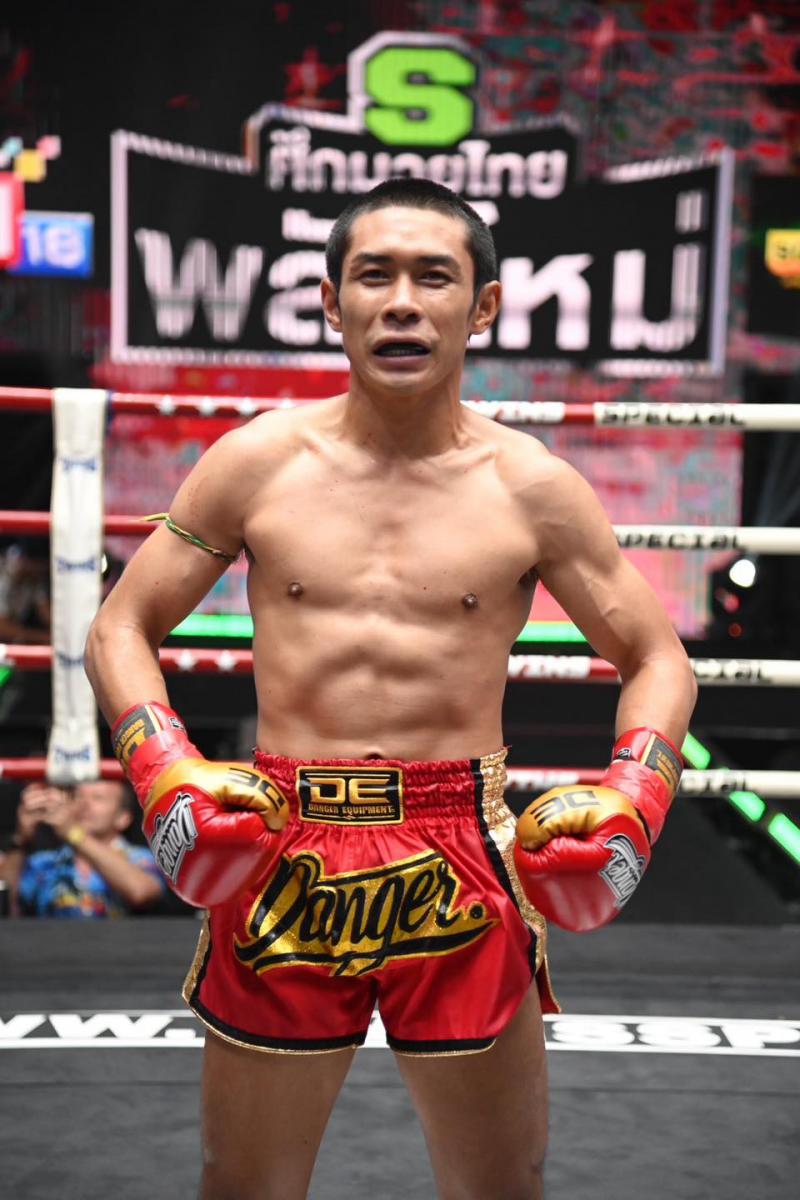 และคู่สุดท้าย คู่ที่ 8  พิกัด 126 ปอนด์...พันมงคล ส.มงคลการช่าง ...ชนะน็อกยก 2... ศักดิ์มงคล ลูกบุญม