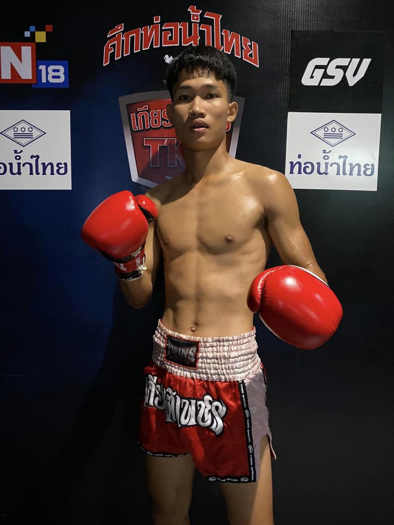 และคู่สุดท้าย คู่ที่ 8  พิกัด 135 ปอนด์...แก้วฟ้าน้อย เกียรติชัชนันท์ ...ชนะน็อกยก 1... ยอดอาชาไนย เ