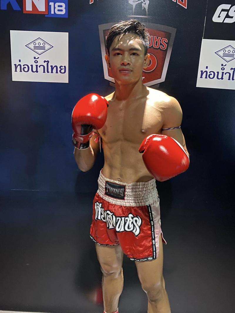 คู่ที่ 7 พิกัด 122 ปอนด์ เพชรเสกสรร ทุ่งปาหนันยางทอง ...ชนะน็อกยก 2... กระดิ่งทอง ศิษย์อุดมชัย