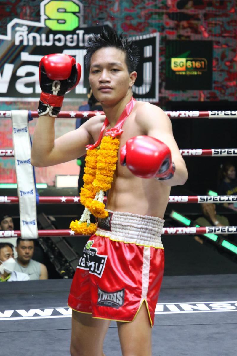 คู่ที่ 4  พิกัด 120 ปอนด์ เสือขาว วินอุบล ...ชนะคะแนน.... โรเบิร์ต ส.มงคลการช่าง