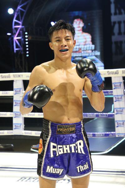 และคู่สุดท้าย คู่ที่ 8  พิกัด 123 ปอนด์ เพชรแสนเก่ง บอยสงขลา ...แพ้น็อกยก 3... เผด็จศึก ออโต้อาร์วัน