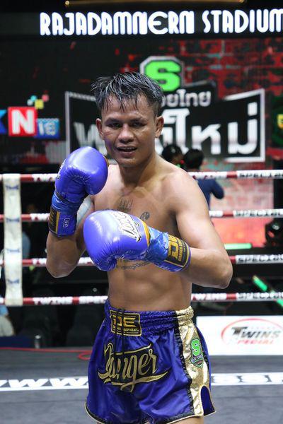 และคู่สุดท้าย คู่ที่ 8  พิกัด 132 ปอนด์ ทวนทอง ส.สมหมาย ...แพ้คะแนน... วิทยายุทธ วินอุบล