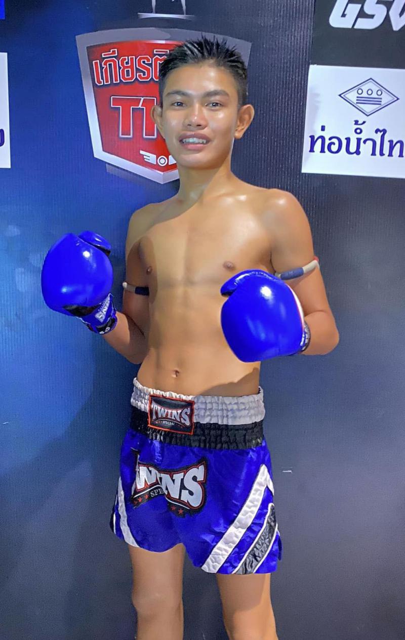คู่ที่ 5 พิกัด 103 ปอนด์ เลิศศิลา ป.วริษา ...แพ้น็อกยก 1... นำขบวน ช.เกตวีณา