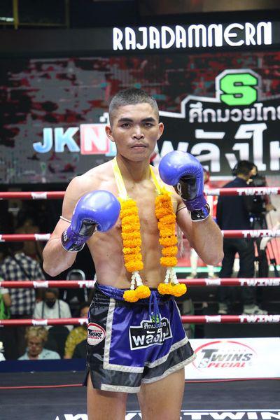 คู่ที่ 4  พิกัด 137 ปอนด์ พรพิทักษ์ สจ.โต้งปราจีน ...แพ้คะแนน... จรวดศึก เกียรตินาวี