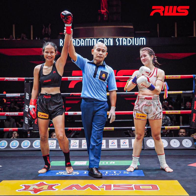 และคู่สุดท้าย คู่ที่ 7  พิกัด 118 ปอนด์ โสมรัศมี มานพยิมส์ ...ชนะคะแนน... ซาร่า หงษ์ทองมวยไทย